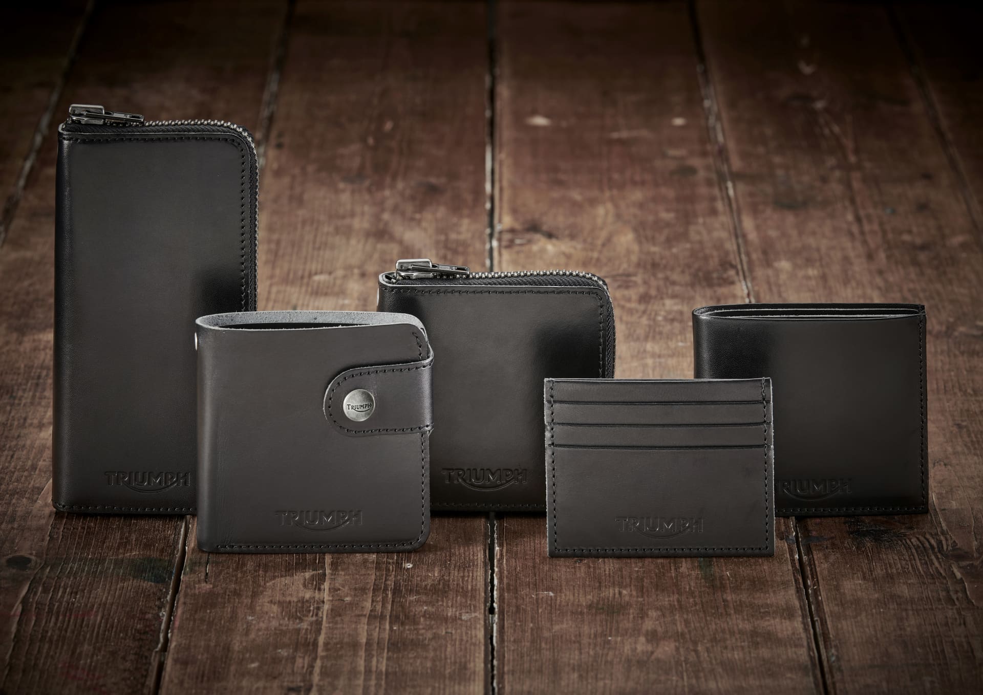 MACA25004 lifestyle MACA25004_CLO_2025_LEATHER_Wallets_Standing_Landscape_V2_k38mnw