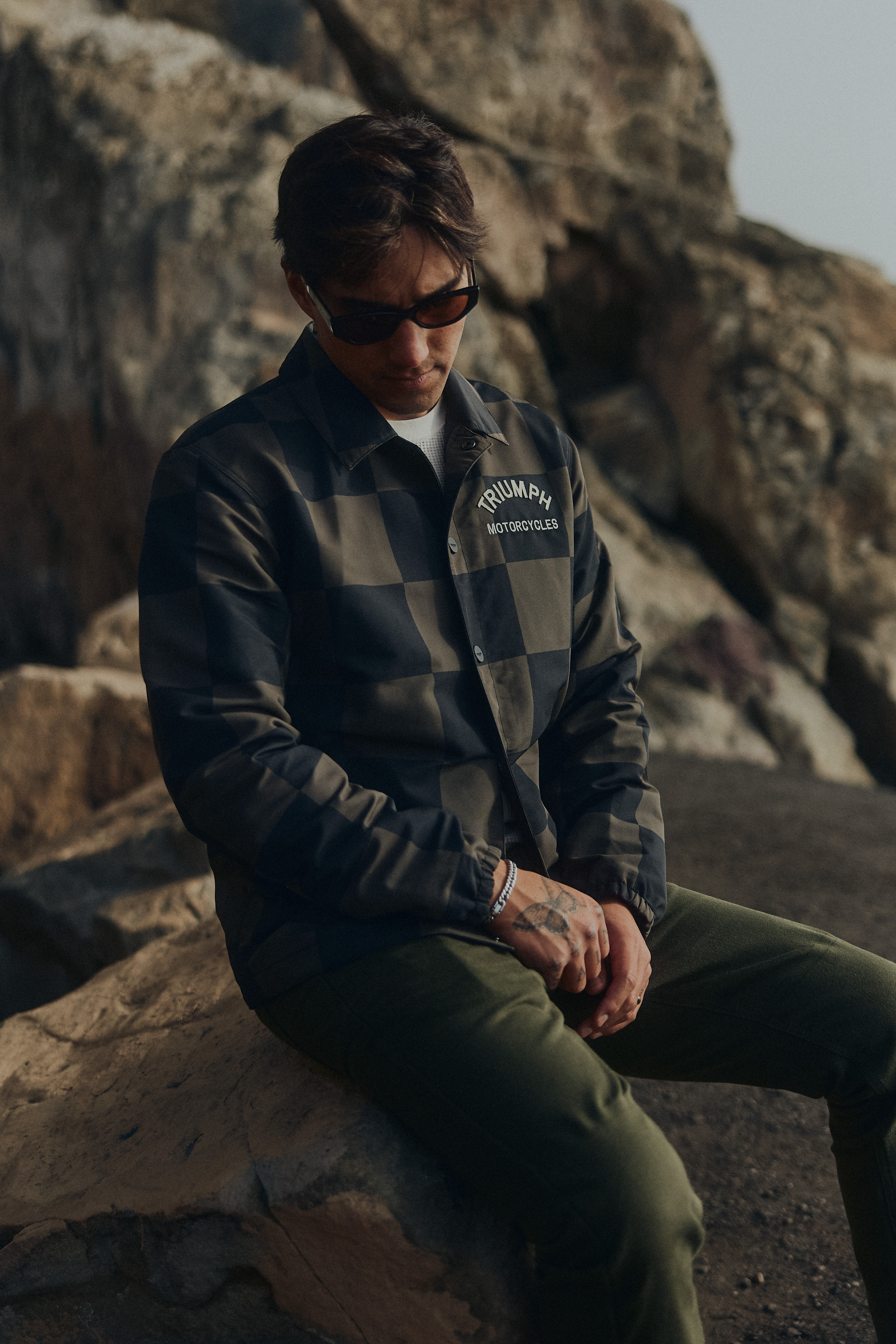 MTES26400 lifestyle MTES26400_CLO_MODERN_CLASSIC_LOCATION_2026_TriumphMotorcycles_2026Apparel_JH__U7A2052