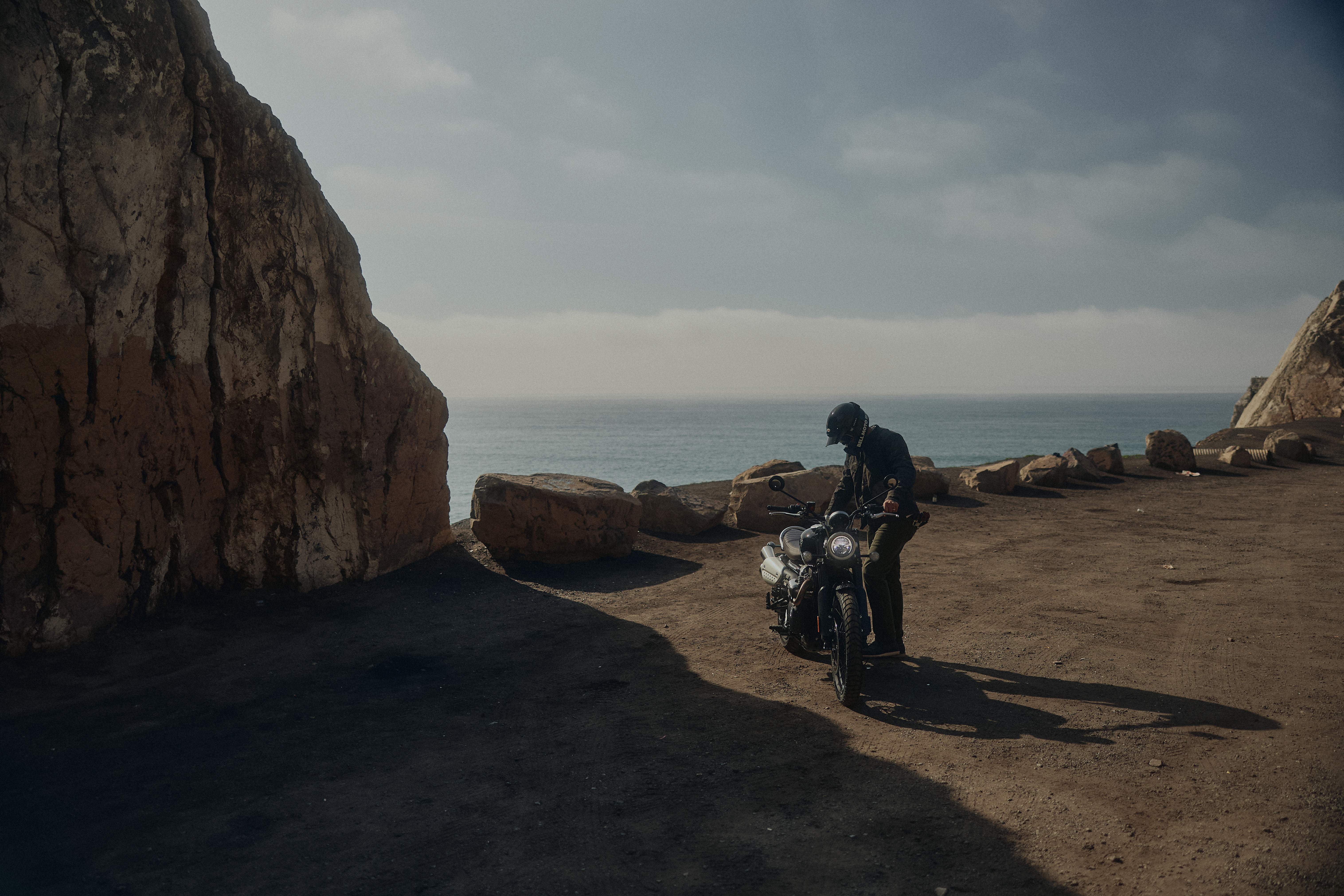 MTES26400 lifestyle MTES26400_CLO_MODERN_CLASSIC_LOCATION_2026_TriumphMotorcycles_2026Apparel_JH__U7A2103