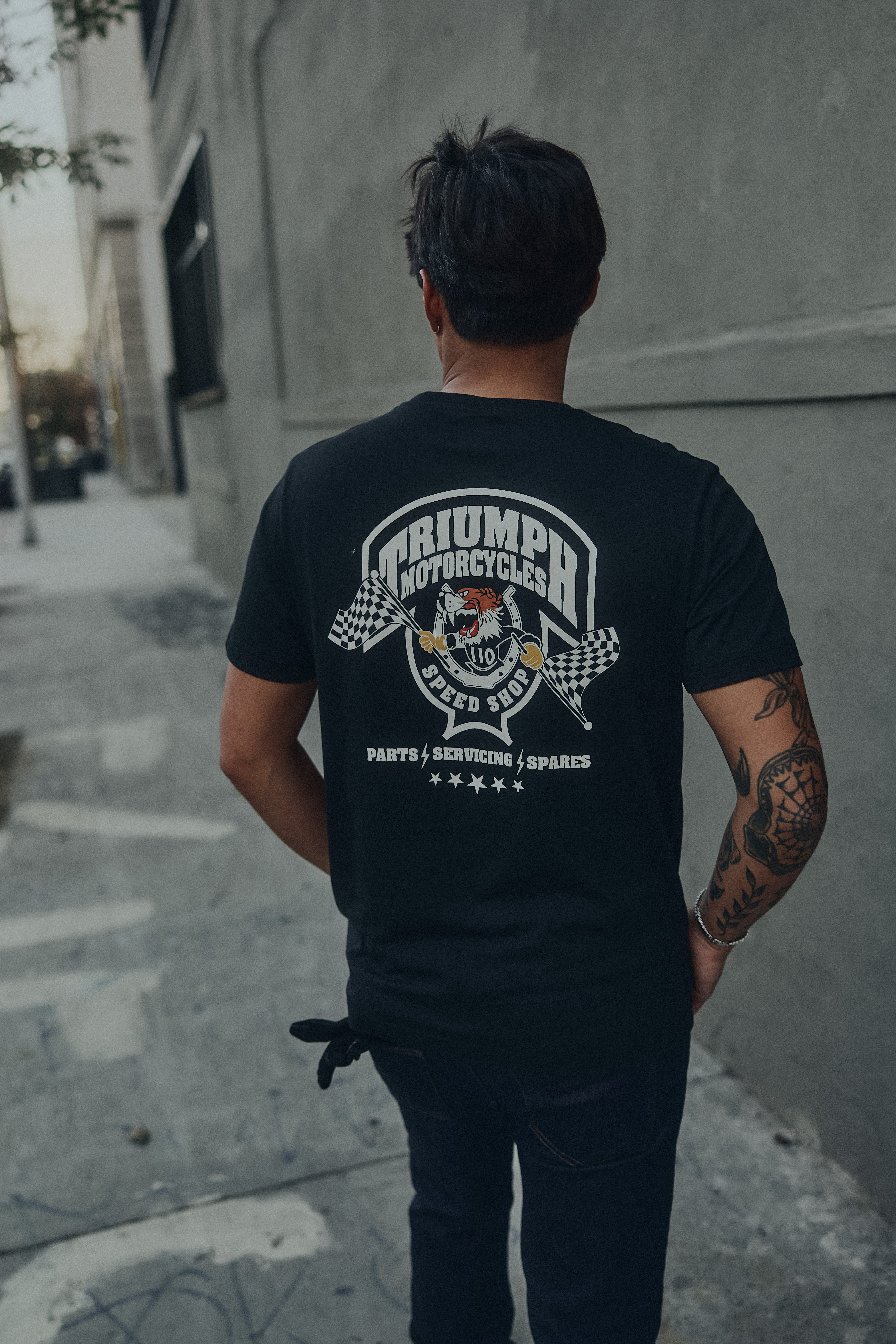 MTSS26225 lifestyle MTSS26225_CLO_MODERN_CLASSIC_LOCATION_2026_TriumphMotorcycles_2026Apparel_JH__U7A4319